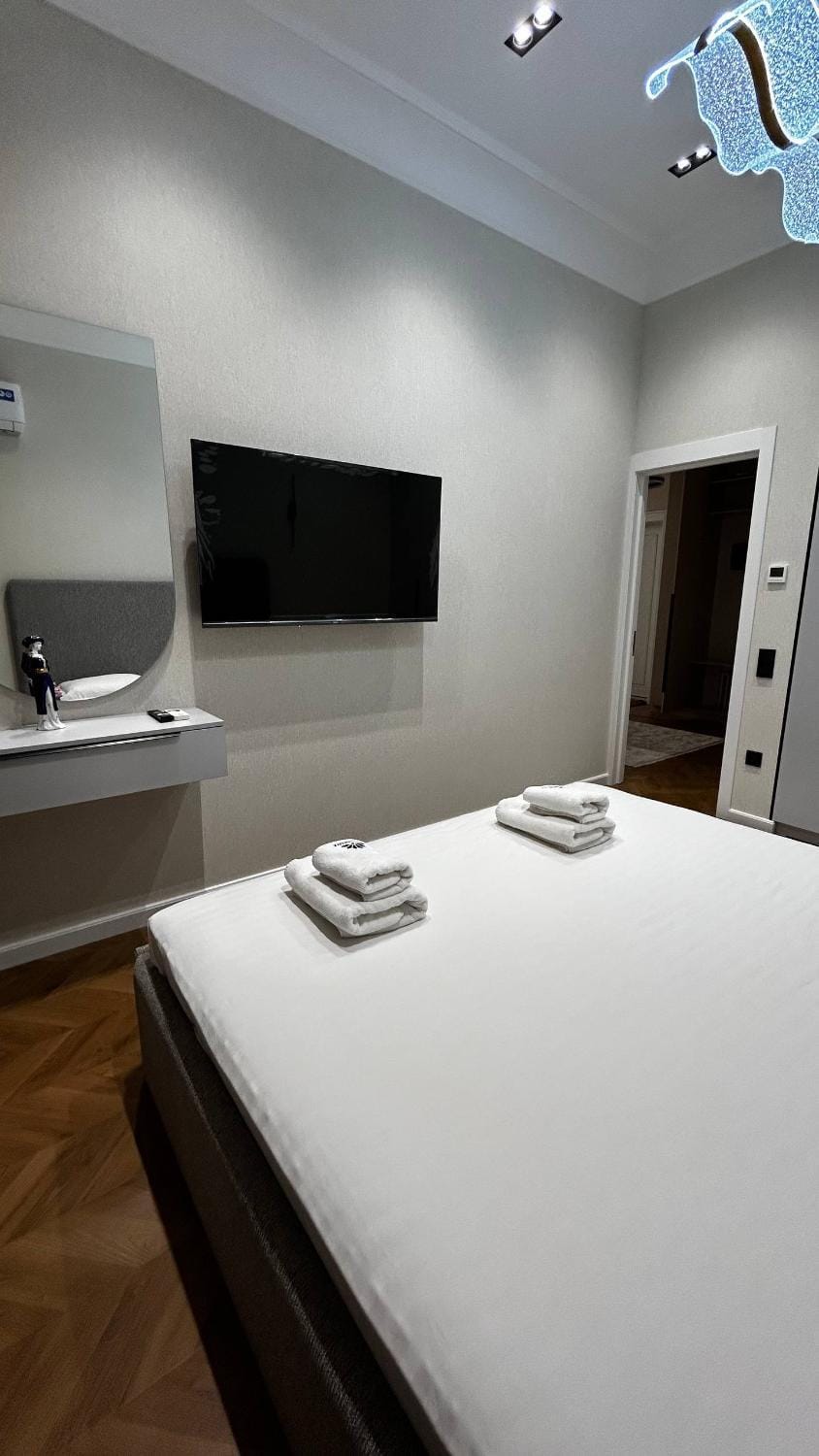 Bed, TV and multimedia, Photo of the whole room, Bedroom, towels