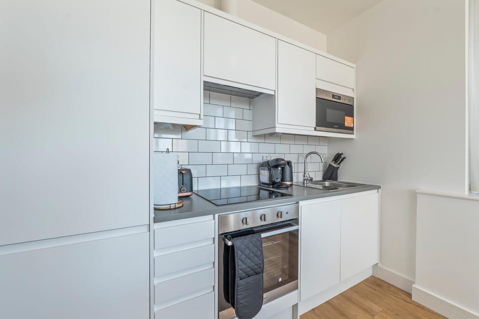 Coffee/tea facilities, Kitchen or kitchenette, stove, toaster