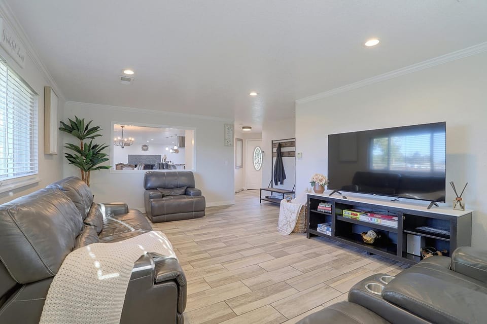 Half-Acre Yard, Modern Interior! Aurora Home House in Aurora
