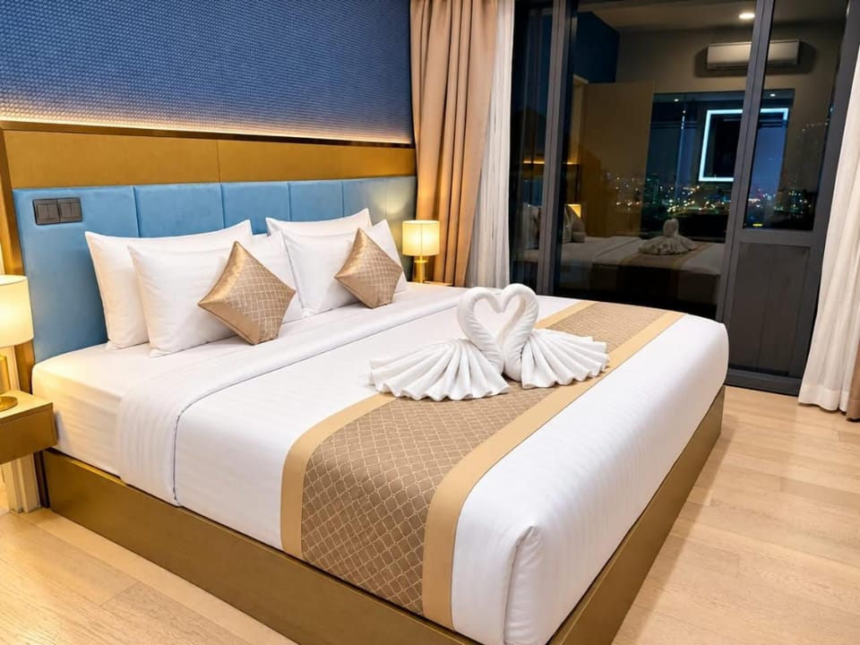 Bed, Photo of the whole room, Bedroom, towels