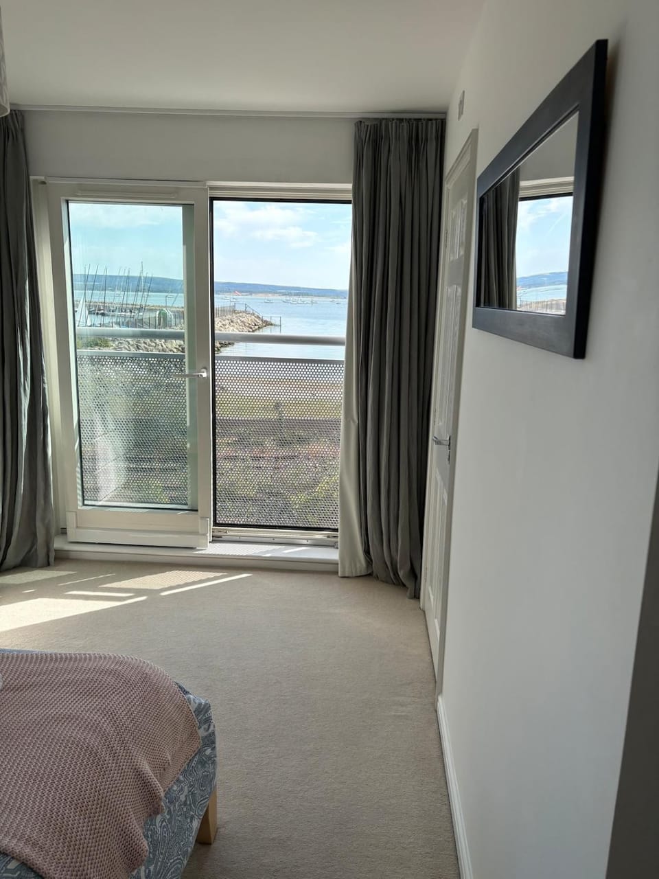 Modern 2 Bed Flat 2 mins to Beach Sea views Apartment in Poole