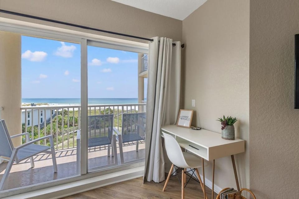 Coastal Beachfront Escape in Treasure Island! Apartment in Treasure Island