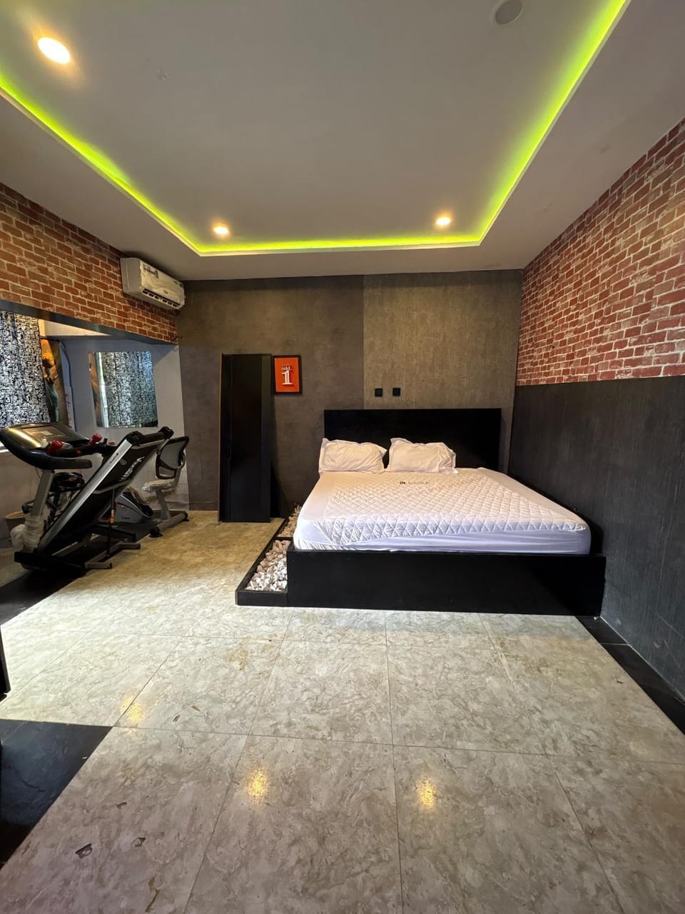 Photo of the whole room, Bedroom