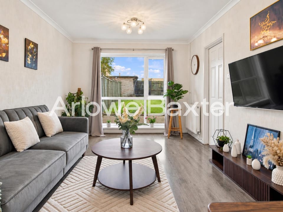 Communal lounge/ TV room, TV and multimedia, Living room, Seating area, Evening entertainment