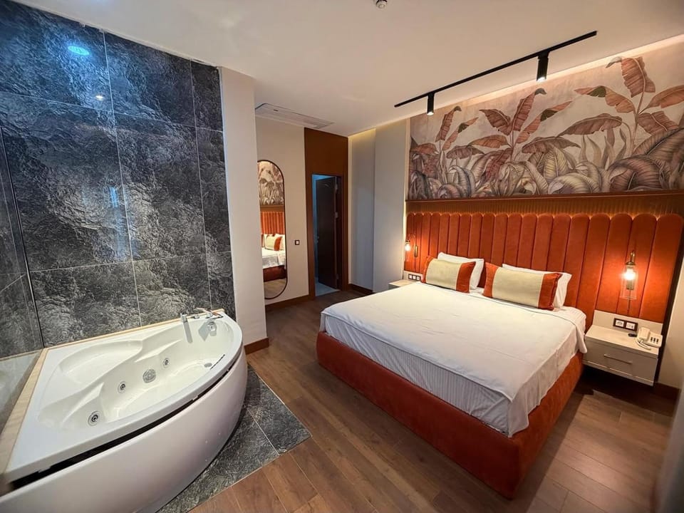 Bed, Hot Tub, Bathroom, Photo of the whole room, Bedroom, Bath, towels