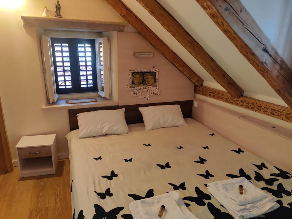 Bed, Bedroom, towels
