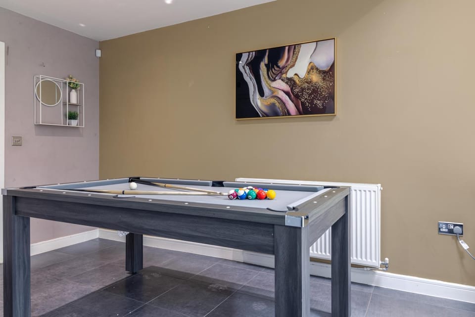 Billiard, Game Room