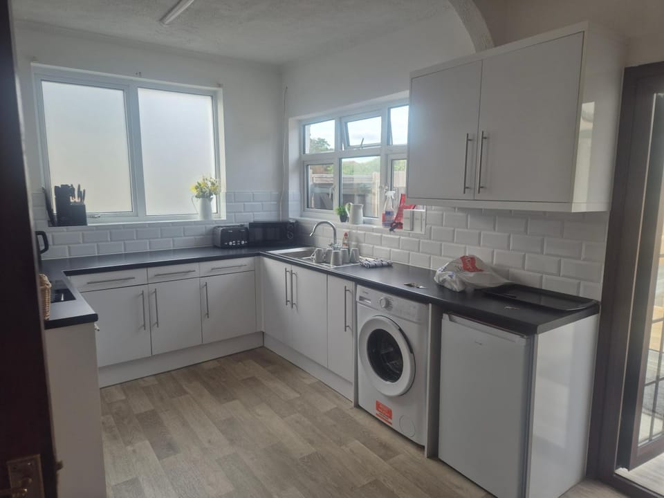 Coffee/tea facilities, Kitchen or kitchenette, oven, stove, washing machine, dryer
