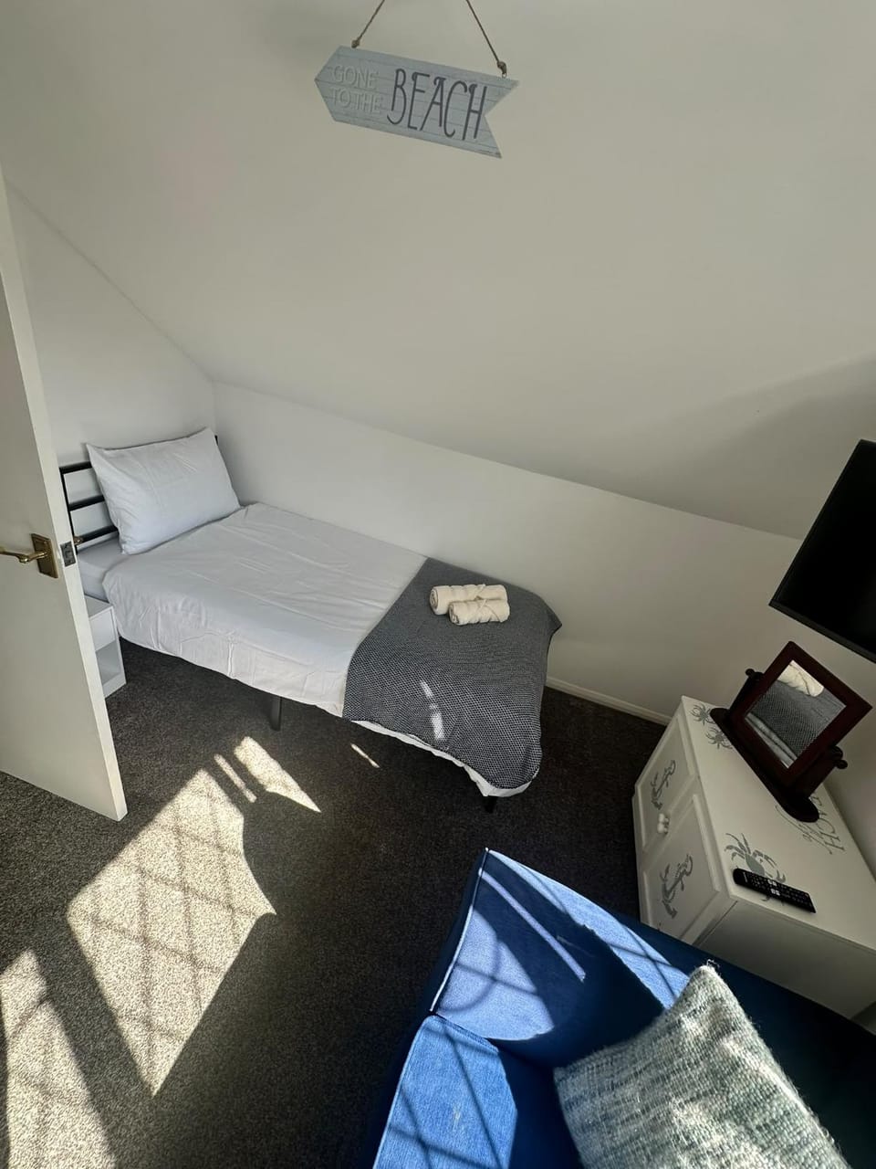 Bed, TV and multimedia, Bedroom