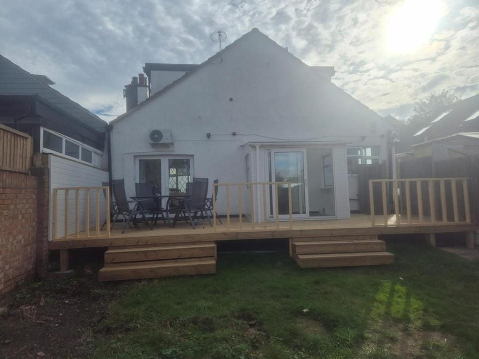 Property building, Patio, Garden, Garden, Balcony/Terrace, Balcony/Terrace, Garden view