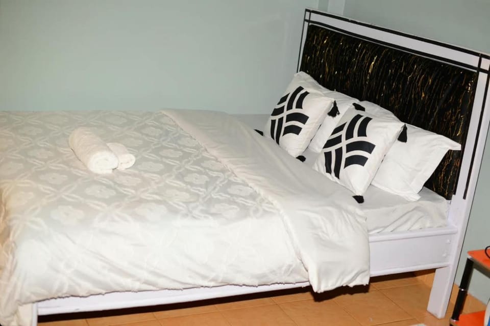 Ayaan stays Bed and Breakfast in Kenya