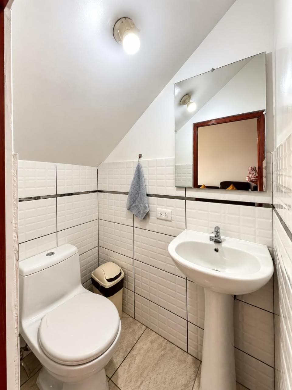 Toilet, towels