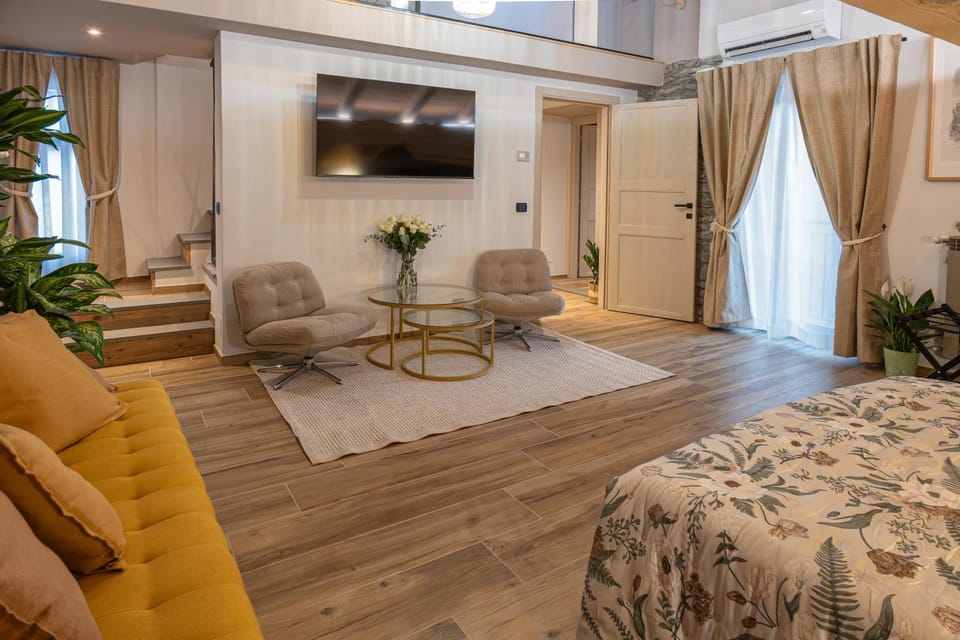 Bed, TV and multimedia, Seating area, Bedroom