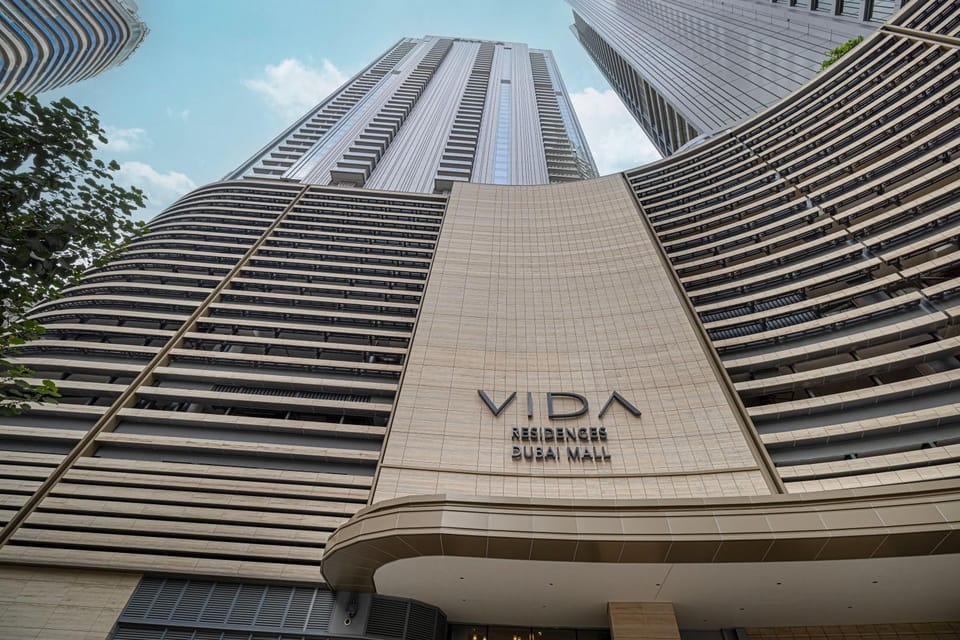 VIDA Dubai Mall Residence 2Bed Deluxe Suite 6Guests with PS5 and direct Dubai Mall Access on Penthouse Floor Apartment in Dubai