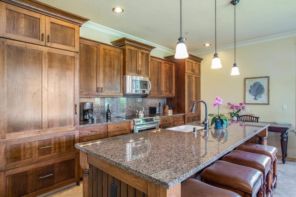 6BR6BA Luxury Villas w Pool, AC, Walk to Beach! Apartment in Poipu