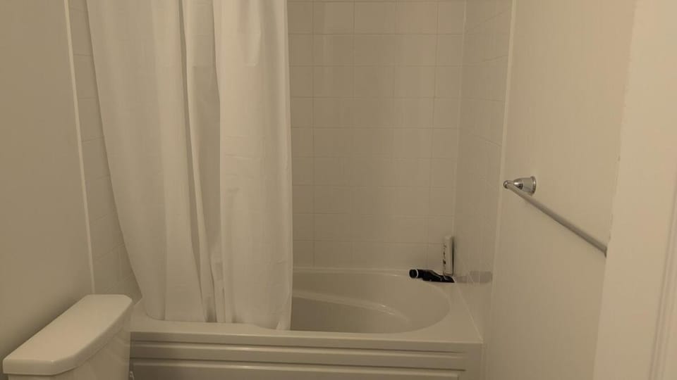 Modern Private Room in an Elegant Townhome Vacation rental in Welland