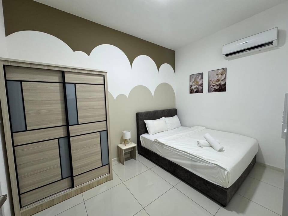 Bed, Photo of the whole room, Bedroom, towels, air conditioner
