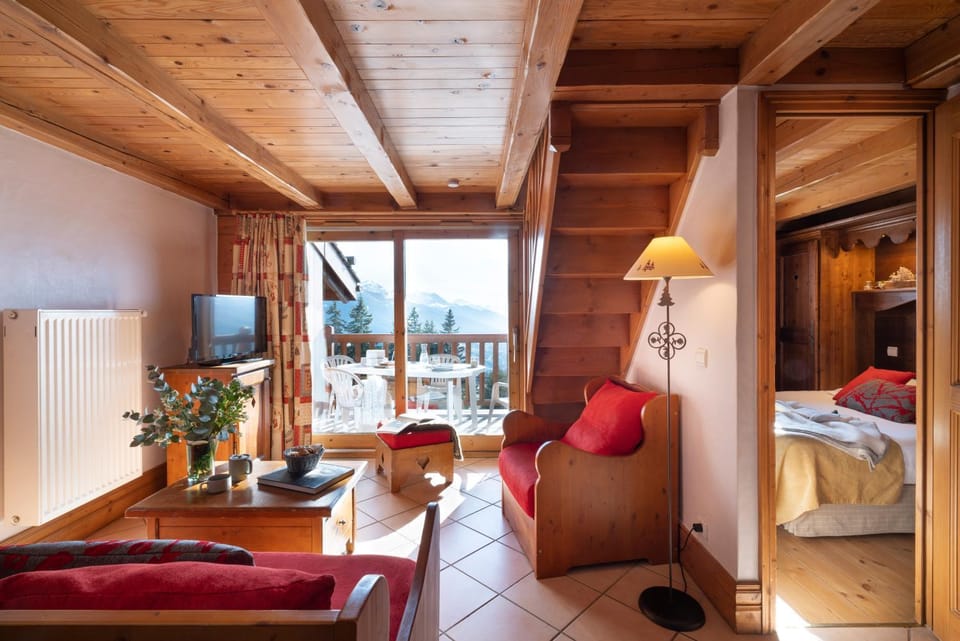 Communal lounge/ TV room, Bed, TV and multimedia, View (from property/room), Balcony/Terrace, Living room, Photo of the whole room, Seating area, Dining area, Evening entertainment, Bedroom, Mountain view, wardrobe