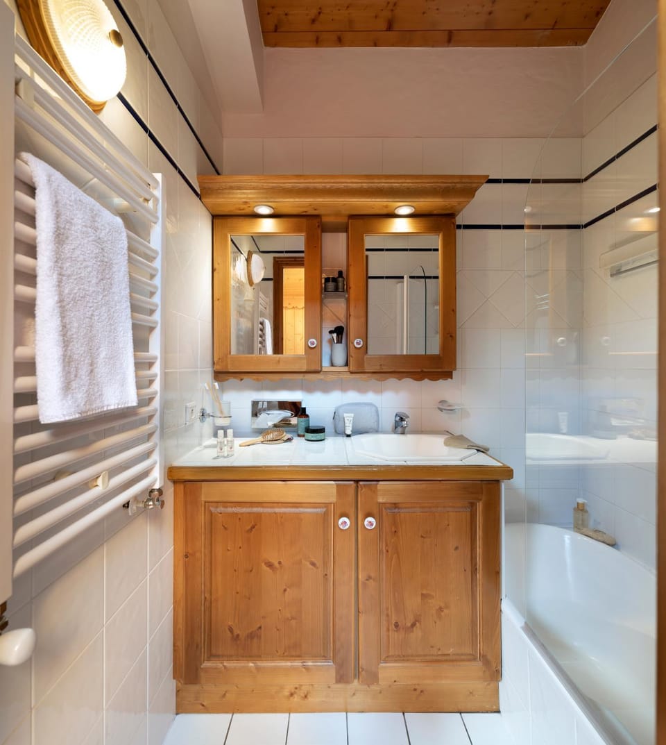 Bathroom, Photo of the whole room, Bath, towels
