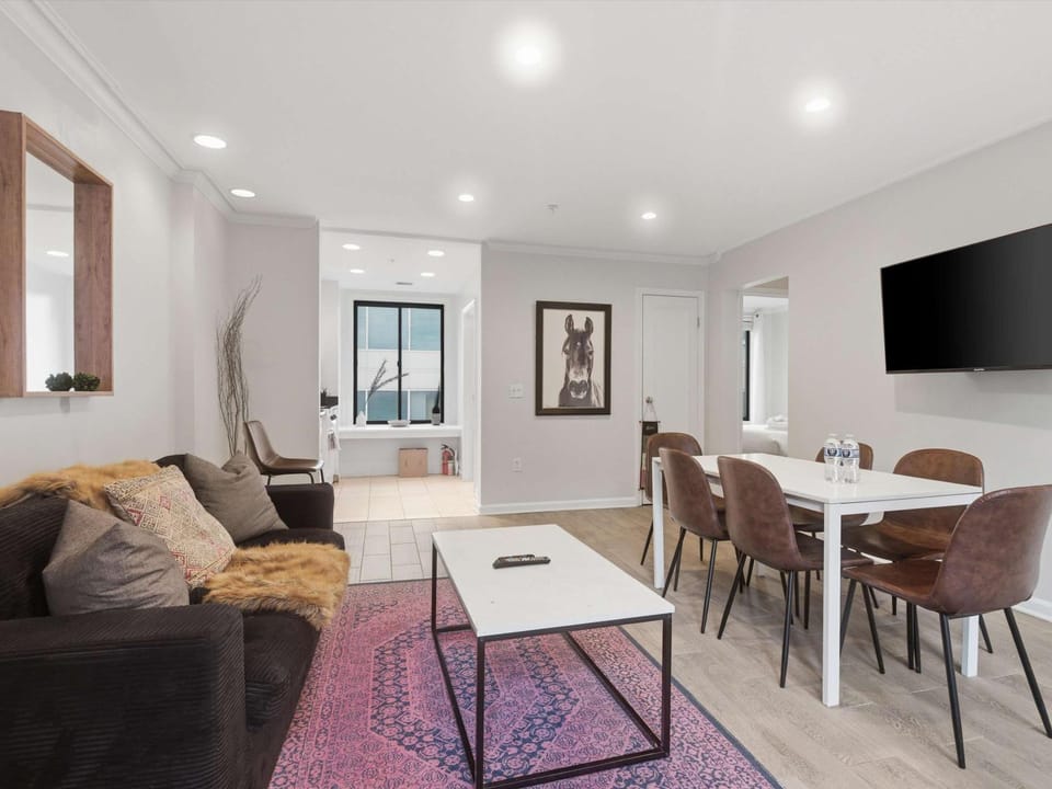 Downtown 2BR - Walk to the White House Apartment in Arlington