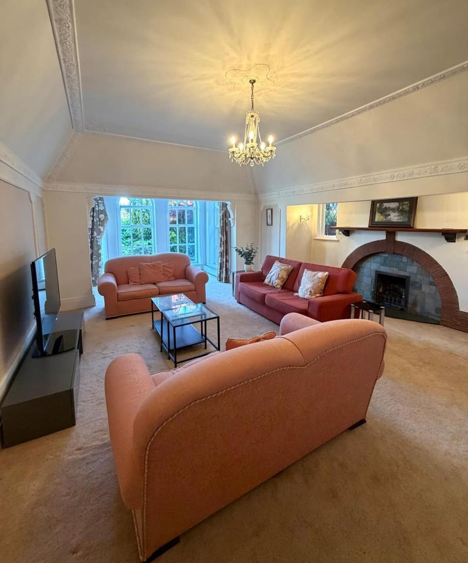 Grand Solihull Villa I Pool I Sleeps 10 I Near NEC Villa in Shirley