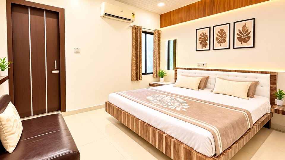 Hotel D-dhish Premium Near Mahakal Temple & Railway Station # Fully AC Room - Best Prime Location Vacation rental in India