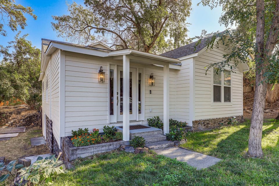Updated bungalow in The Dalles! Walk to Downtown! House in The Dalles