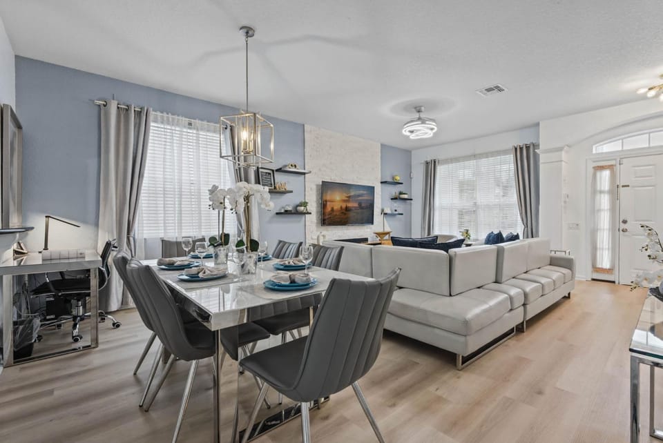 TV and multimedia, Living room, Seating area, Dining area