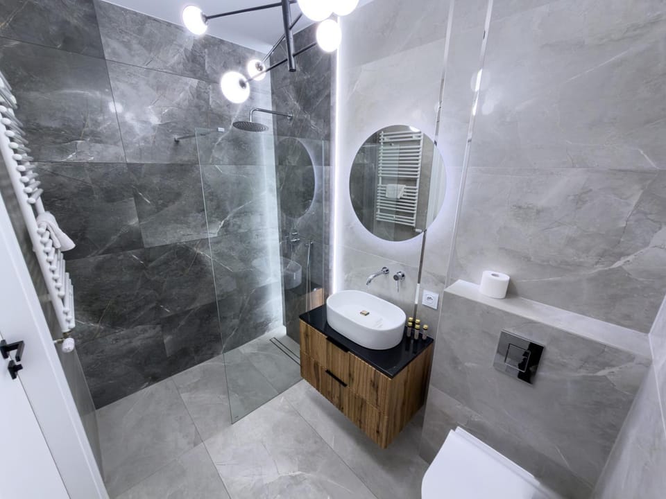 Shower, Toilet, Bathroom, towels