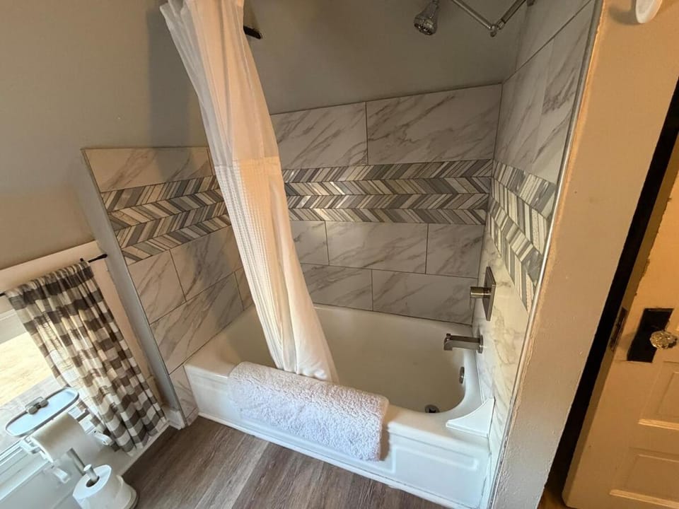 Old Westport apartment with charm and a balcony Apartment in Kansas City