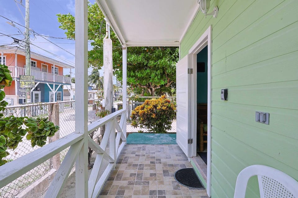 Central Caye Caulker Apartment with AC Wi-Fi & Kitchen Apartment in Belize District
