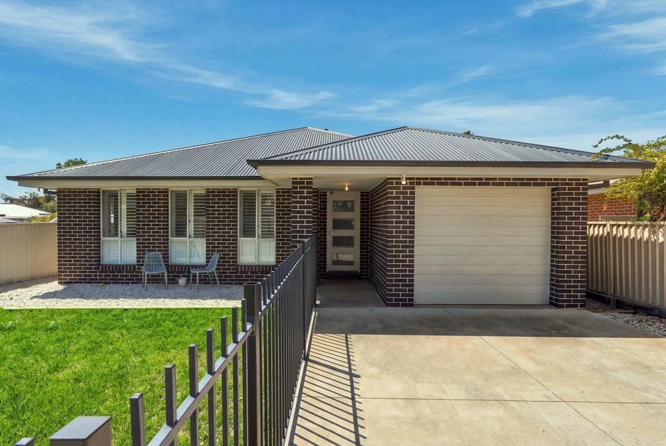 Morrisset Retreat - Sleeps 5 Walk to Bathurst CBD House in Bathurst