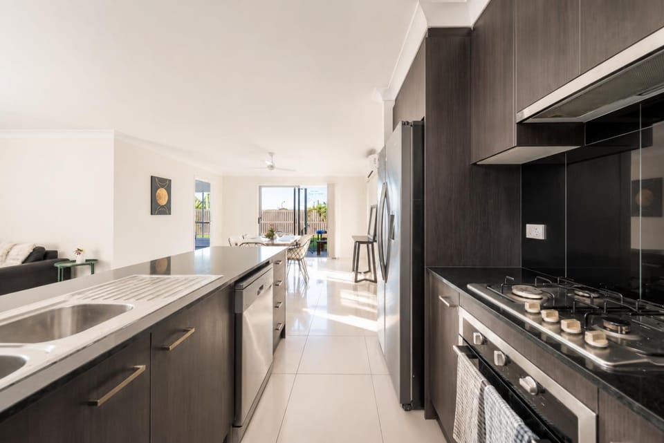 Kitchen or kitchenette, Living room, Photo of the whole room, Seating area, Dining area, stove