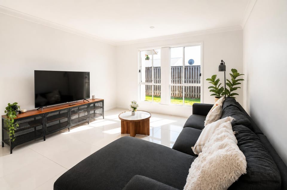 TV and multimedia, View (from property/room), Living room, Seating area, Garden view