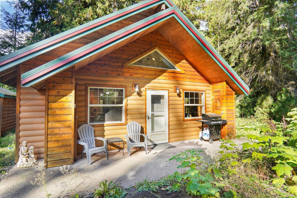 Baker Ridge Cabin Adventure ready with private hot tub Cabin in Glacier