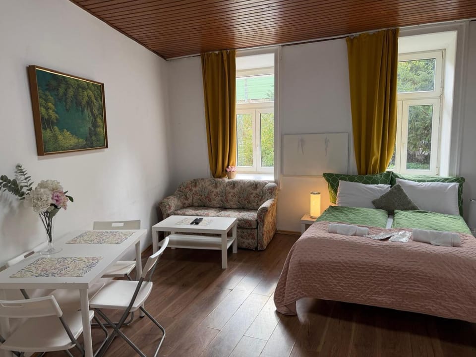 Bed, Photo of the whole room, Seating area, Bedroom