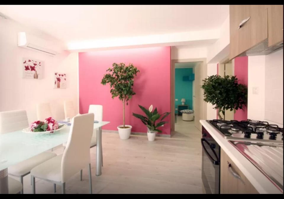 Communal lounge/ TV room, Lobby or reception, Lounge or bar, Other, Communal kitchen, Area and facilities