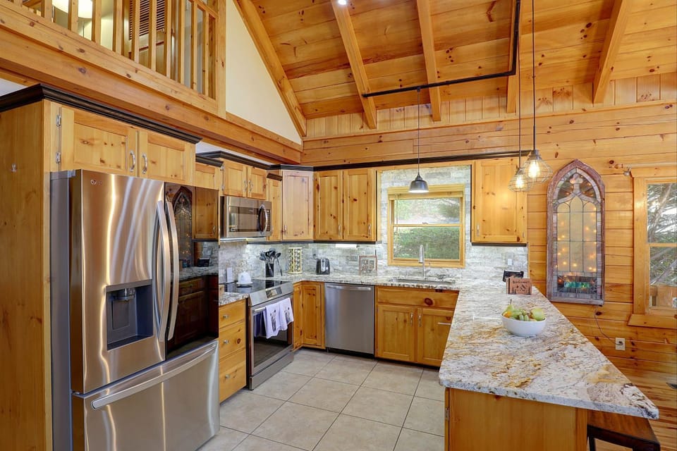 Mtn Views from Every Deck without The Mtn Drive! House in Maggie Valley
