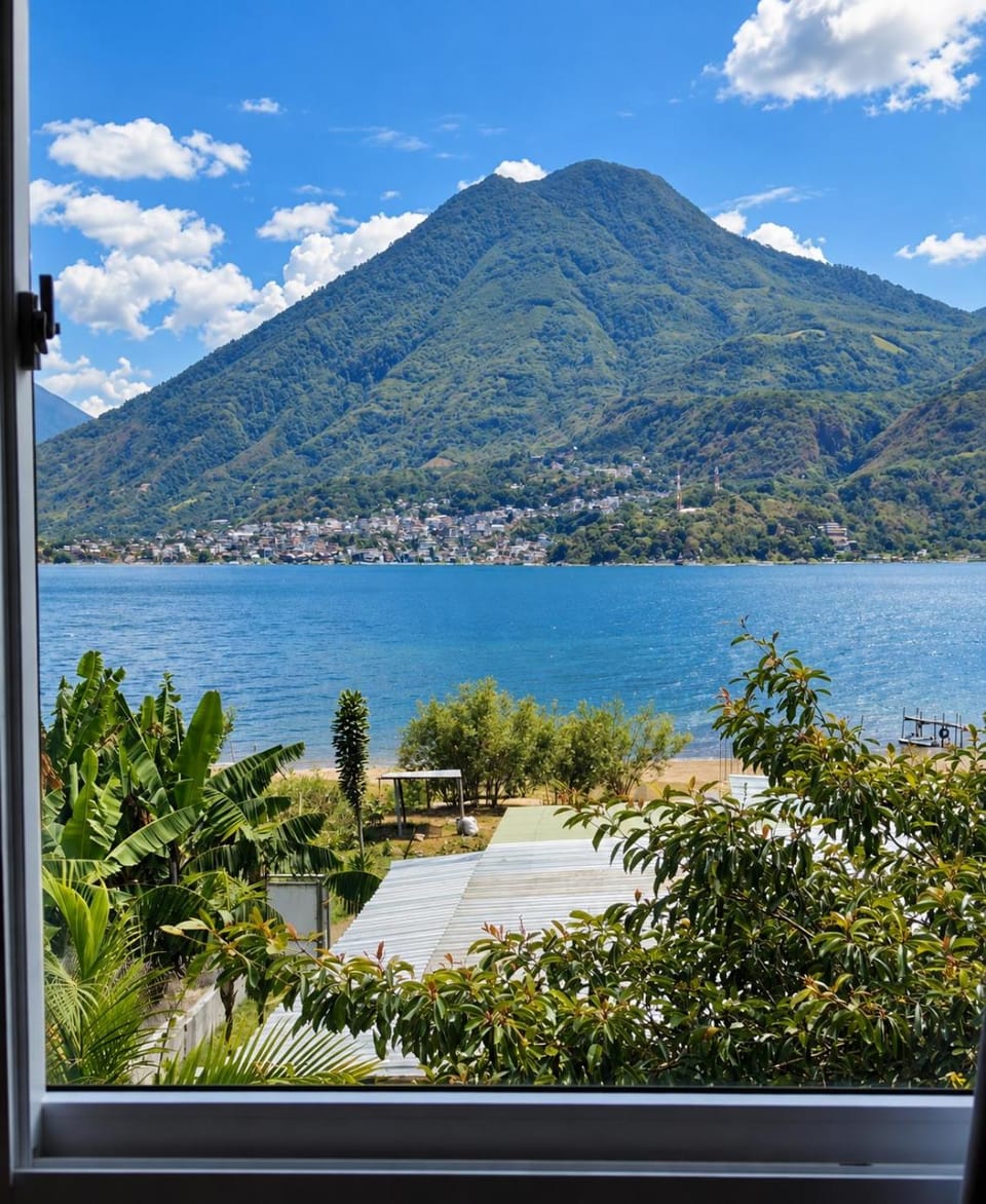 Volcano Nest Lakefront House House in Sololá Department