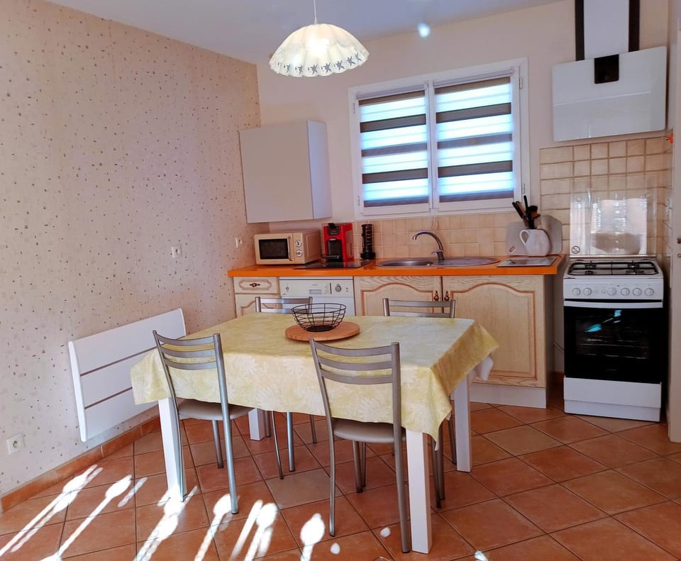 Coffee/tea facilities, Dining area, dishwasher, oven, stove, toaster
