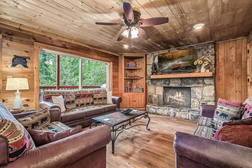 Halfway to Heaven · Hot Tub, Game Room, Mtn View House in Gatlinburg