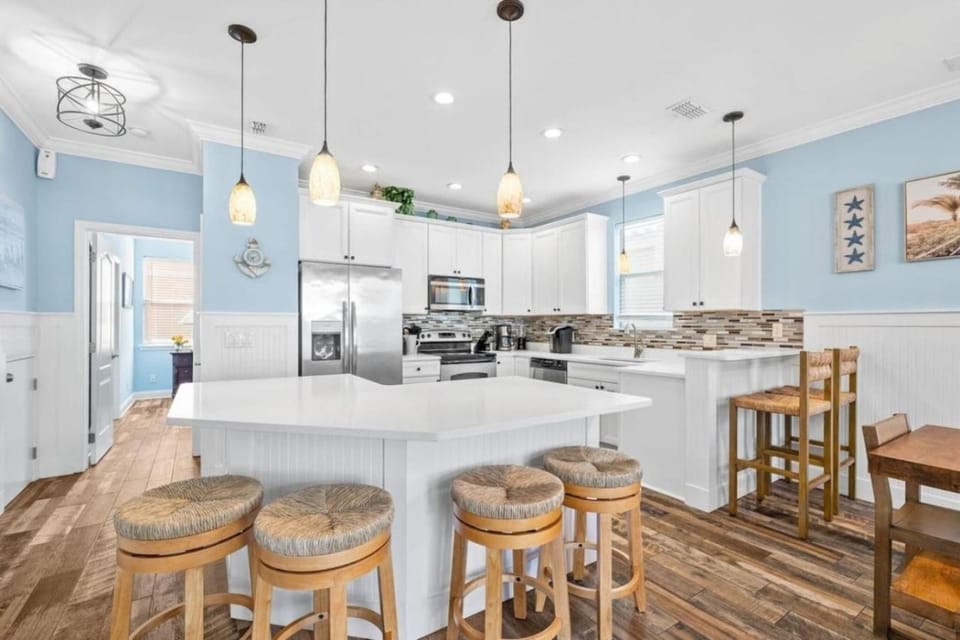 6BR Beach Retreat 5-Min Walk and Resort Pool House in Destin
