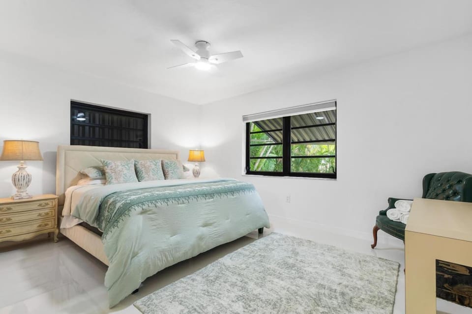 Coastal Retreat w Private Heated Pool Near Beach House in West Palm Beach