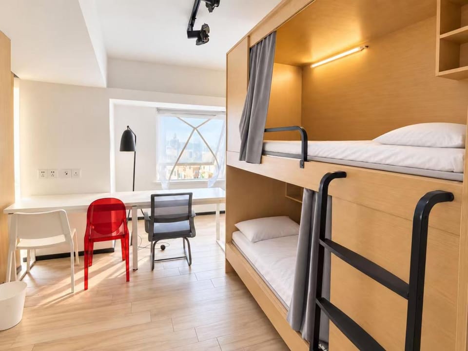 Dengba Capsule Youth Hostel -Shanghai Beiyangjing Road Subway Station Branch Hostel in Shanghai