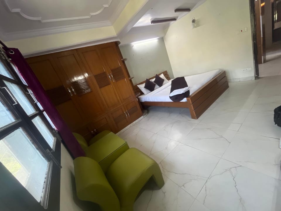 Bed, TV and multimedia, Photo of the whole room, Seating area, Bedroom