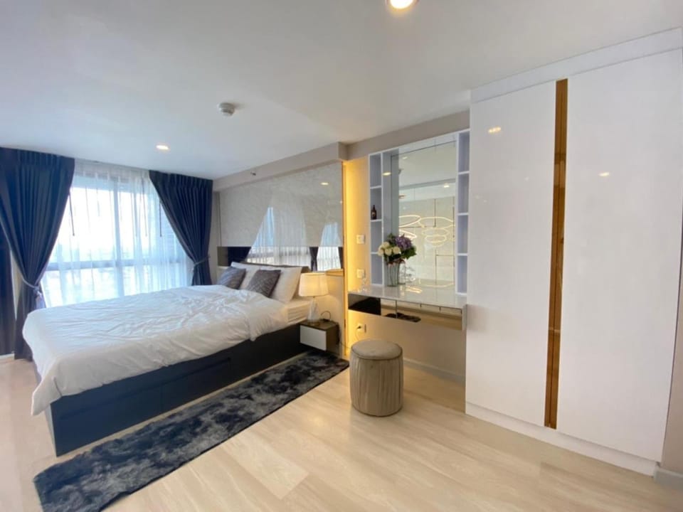 Luxury Corner Duplex with River & City Views in Prime Sathorn Apartment in Bangkok