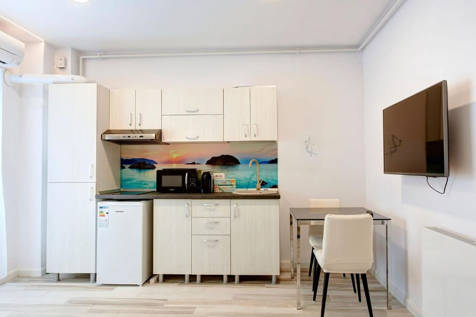 TV and multimedia, Kitchen or kitchenette, Dining area, stove