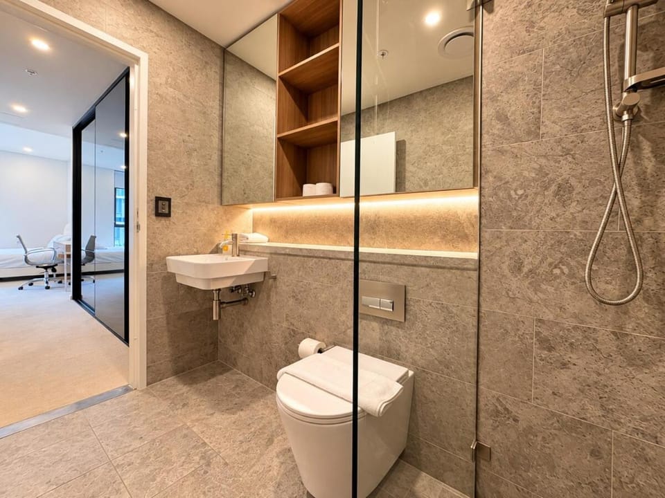 Green Square central living area, close to downtown and the airport, free parking Apartment in Sydney