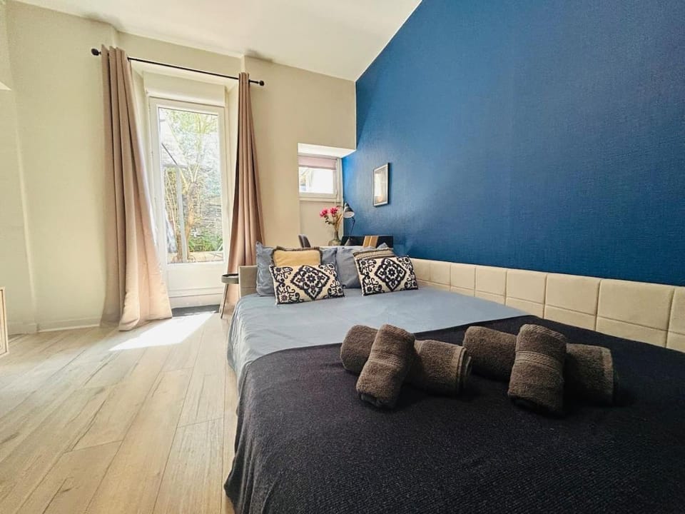 Bed, Living room
