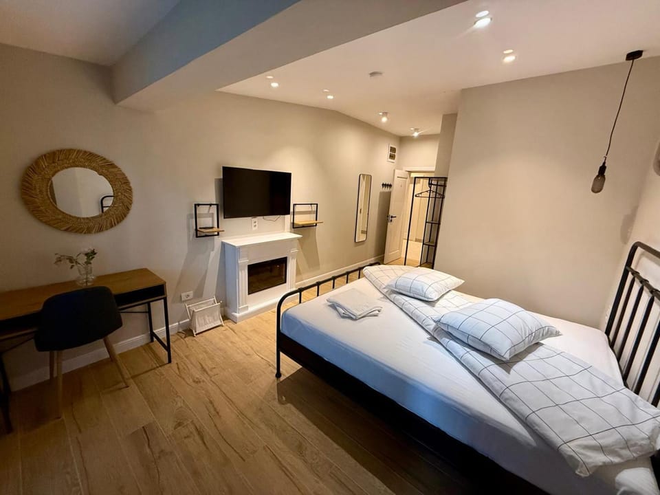 TV and multimedia, Photo of the whole room, Bedroom